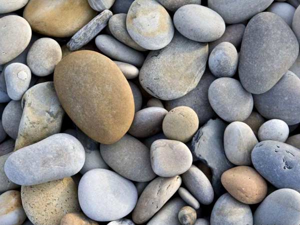 破鵝卵石選哪種破碎石機(jī)好？