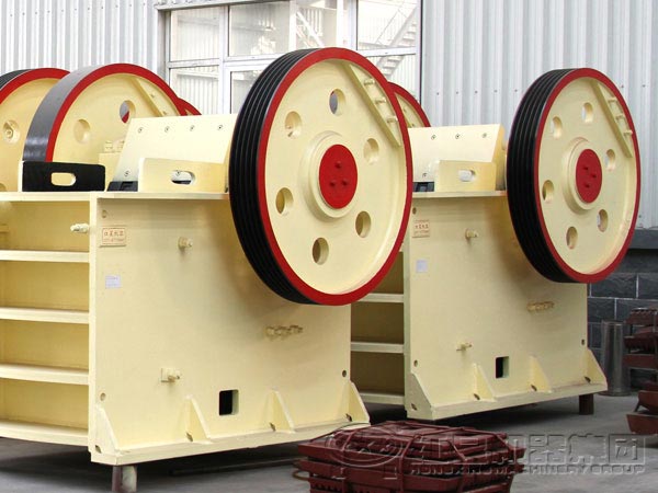 采石場破碎石頭要用到哪些設(shè)備？