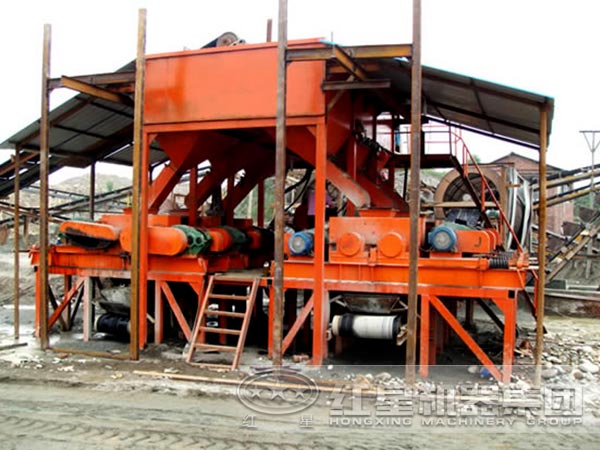 輥式破碎機(jī)設(shè)備工作現(xiàn)場