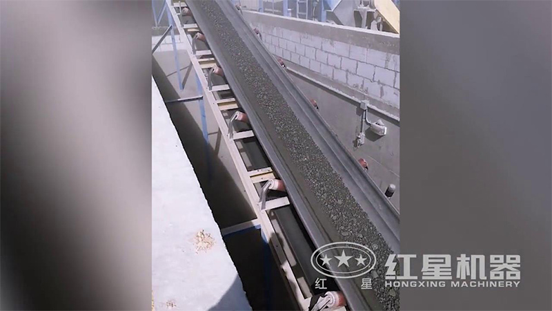 陜西時(shí)產(chǎn)100噸煤炭對輥破碎機(jī)處理加工現(xiàn)場