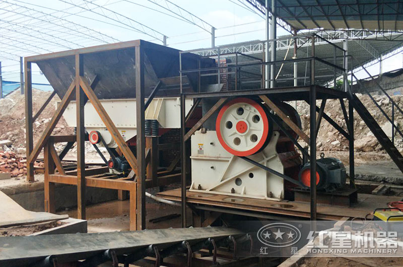 顎式碎石機工作現(xiàn)場圖片