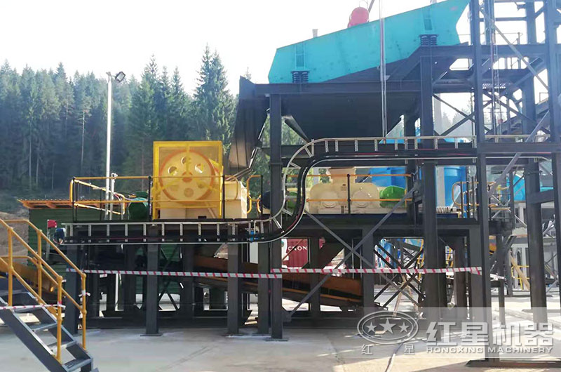 全自動液壓對輥制砂機工作現(xiàn)場