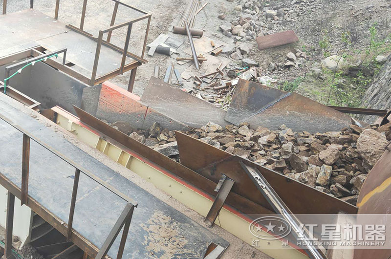 振動給料機(jī)工作現(xiàn)場實(shí)拍圖