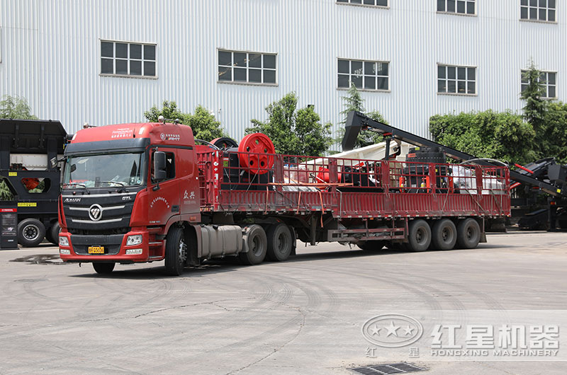 時(shí)產(chǎn)200噸圓錐破碎機(jī)發(fā)貨現(xiàn)場 時(shí)產(chǎn)200噸圓錐破碎機(jī)發(fā)貨現(xiàn)場