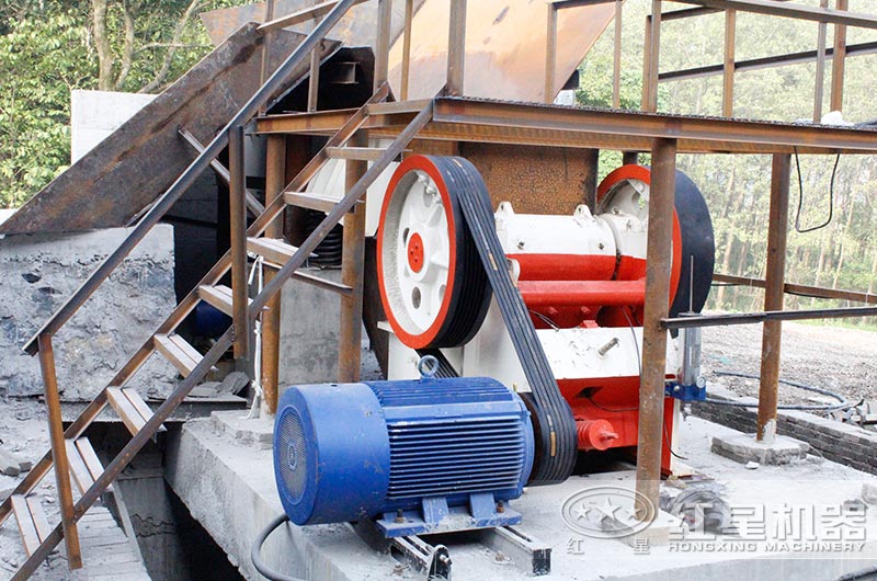 600破碎機(jī)工作現(xiàn)場實(shí)拍圖 600破碎機(jī)工作現(xiàn)場實(shí)拍圖