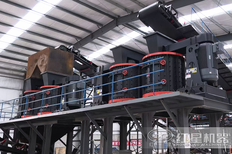 立式復(fù)合式破碎機(jī)工作現(xiàn)場圖片