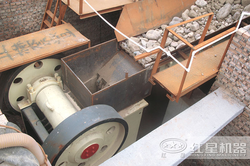 顎式破碎機進料口細節(jié) 顎式破碎機進料口細節(jié)