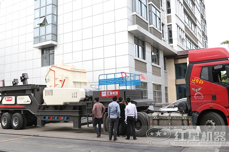 移動式反擊破發(fā)貨現(xiàn)場圖片 移動式反擊破發(fā)貨現(xiàn)場圖片