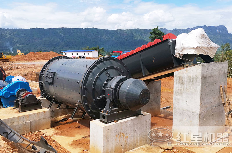 新型球磨機工作現(xiàn)場圖片