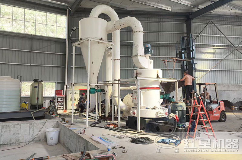 立磨機(jī)工作現(xiàn)場(chǎng)實(shí)拍圖