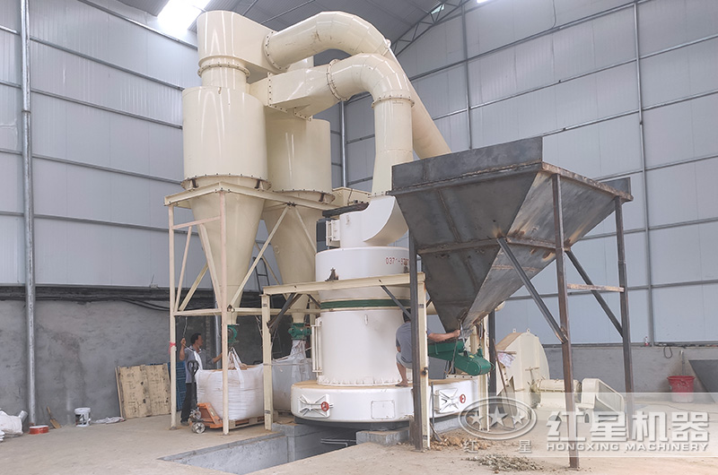 雷蒙磨粉機(jī)工作現(xiàn)場圖片 雷蒙磨粉機(jī)工作現(xiàn)場圖片