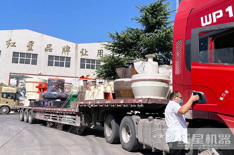 磨粉機(jī)設(shè)備裝車發(fā)貨現(xiàn)場圖片