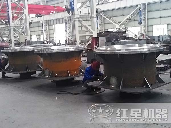 彈簧圓錐破碎機(jī)生產(chǎn)車(chē)間