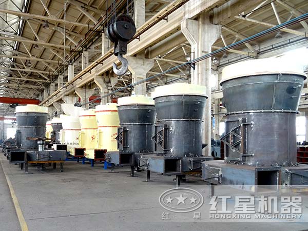 環(huán)保型雷蒙磨粉機生產車間