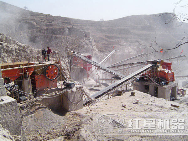 粉塵污染嚴(yán)重的砂石生產(chǎn)現(xiàn)場(chǎng)