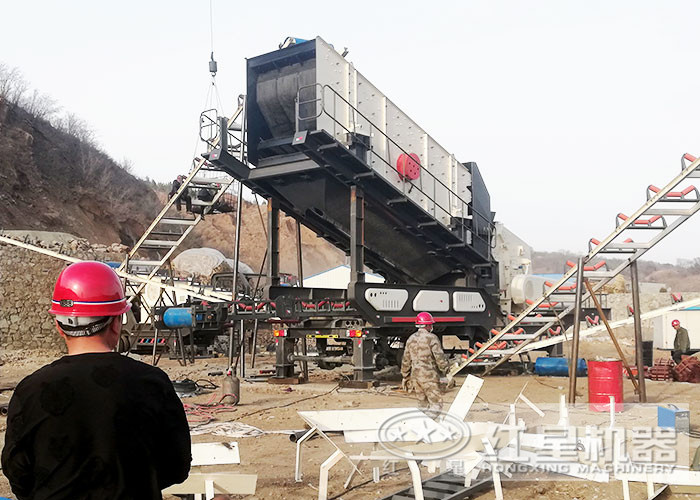 再硬的石頭，在這臺流動碎石機(jī)下也變成了規(guī)整的石子