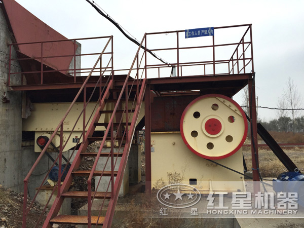 顎破碎石機(jī)作業(yè)現(xiàn)場實(shí)拍