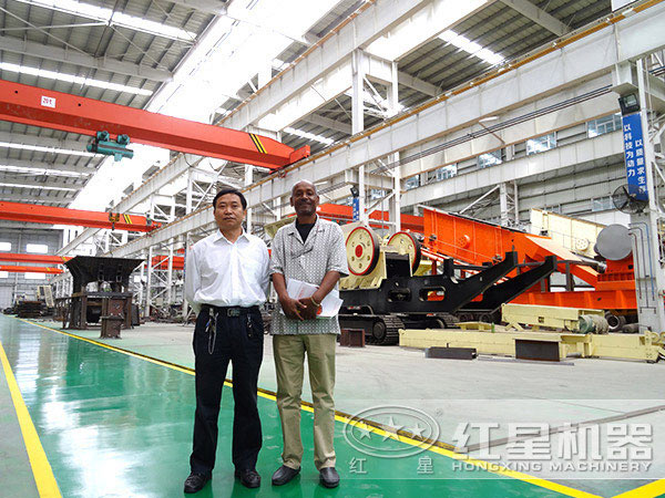 客戶來廠訂購石頭粉碎機(jī)