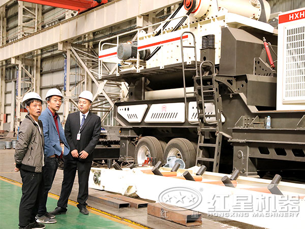 客戶來(lái)廠參觀移動(dòng)砸石機(jī)