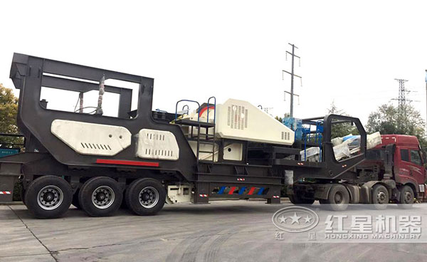 輪式流動(dòng)砂石破碎車，高產(chǎn)、快捷，時(shí)產(chǎn)百噸毫無(wú)壓力