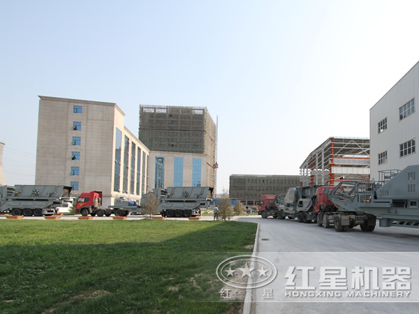 多臺(tái)流動(dòng)破碎石子機(jī)排隊(duì)發(fā)貨中