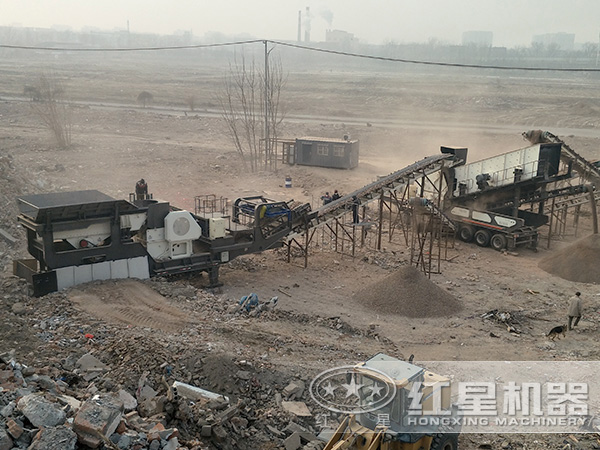 客戶來廠參觀履帶汽車移動磕石機(jī)