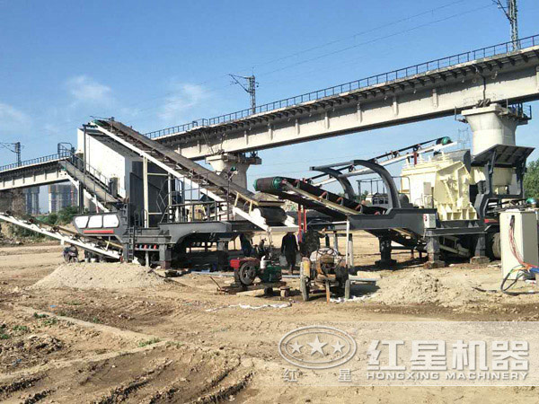 環(huán)保移動式碎石機(jī)生產(chǎn)現(xiàn)場