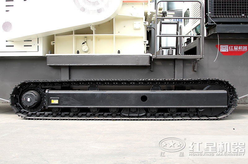 履帶加持下，即使是崎嶇不平的山路，設備也如履平底