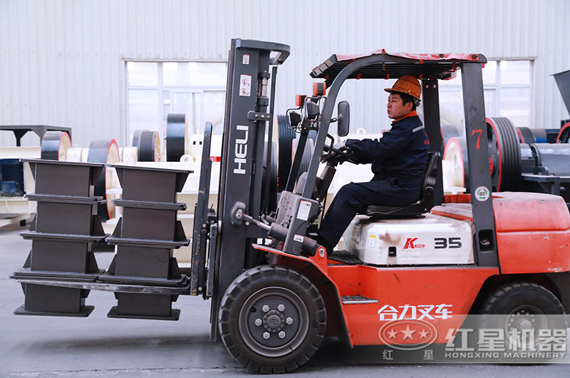 紅星技術嫻熟的生產(chǎn)工人在認真作業(yè)