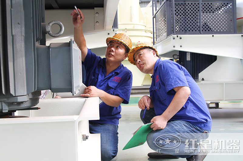 技術(shù)嫻熟的紅星技術(shù)人員正在認(rèn)真檢測(cè)數(shù)據(jù)