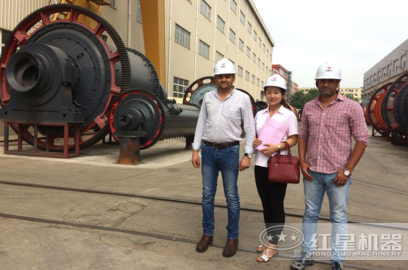 客戶來廠參觀了解螢礦石球磨機(jī)