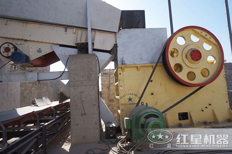 顎式細(xì)碎破碎機(jī)作業(yè)現(xiàn)場