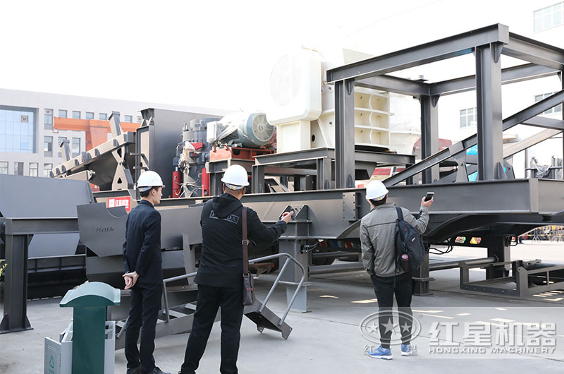 用戶參觀紅星機器小產(chǎn)量移動磕石機