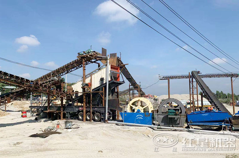 配有洗砂機是單機移動制砂現(xiàn)場