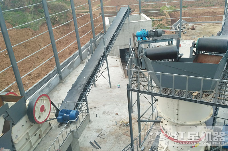 鄂式破碎機(jī)與圓錐破碎機(jī)組成的碎石生產(chǎn)線(xiàn)已經(jīng)安裝好