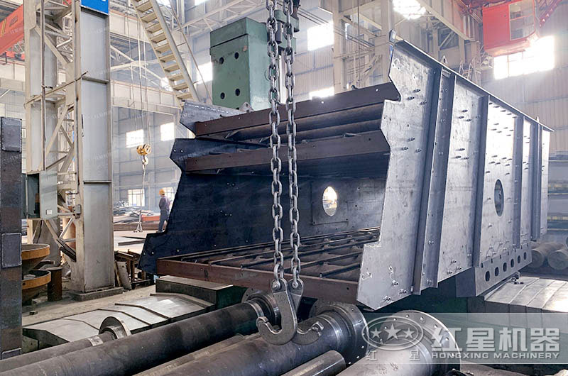 移動篩沙機(jī)中配置的篩分機(jī)紅星機(jī)器生產(chǎn)車間