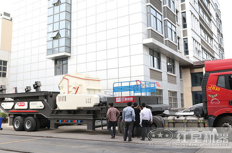 山西用戶(hù)訂購(gòu)的移動(dòng)破碎機(jī)裝車(chē)發(fā)貨