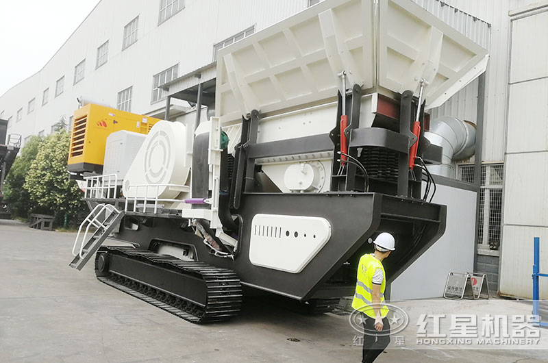 山東的柯先生來(lái)廠認(rèn)真考察石料廠破碎設(shè)備