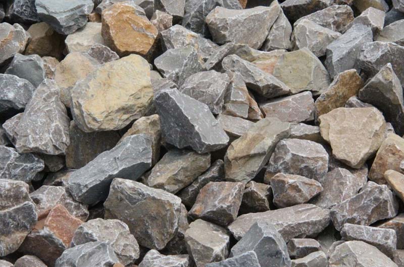 粉碎石灰石用什么機(jī)器好？