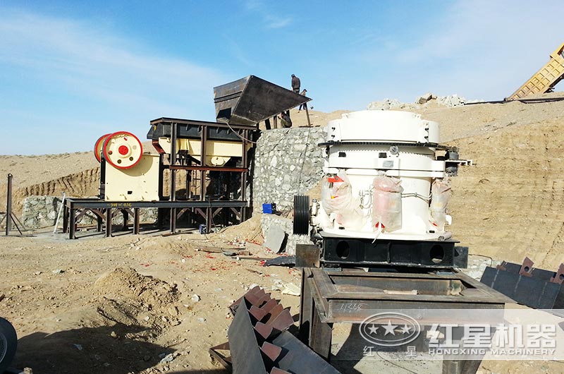 洛陽大型硬巖石子破碎生產(chǎn)線安裝現(xiàn)場