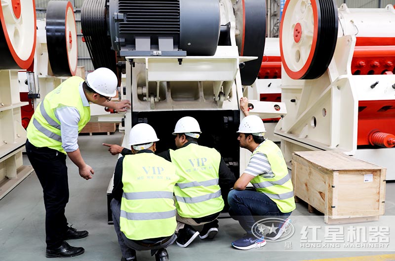 紅星銷(xiāo)售經(jīng)理正在為印度客戶講解