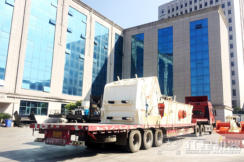 一套粉碎分級(jí)設(shè)備裝車發(fā)貨