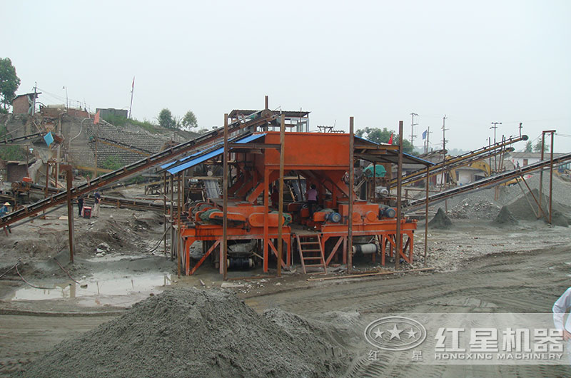 輥式破碎機作業(yè)現場