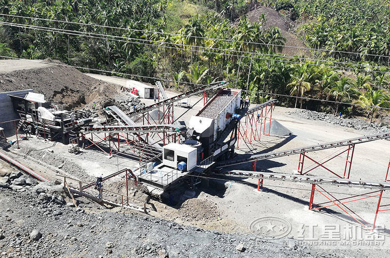 兩臺(tái)移動(dòng)碎石機(jī)聯(lián)合作業(yè)現(xiàn)場(chǎng)