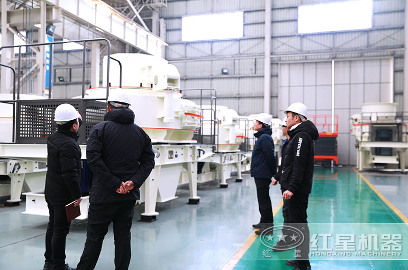 客戶(hù)來(lái)廠(chǎng)考察石頭碎沙機(jī)器