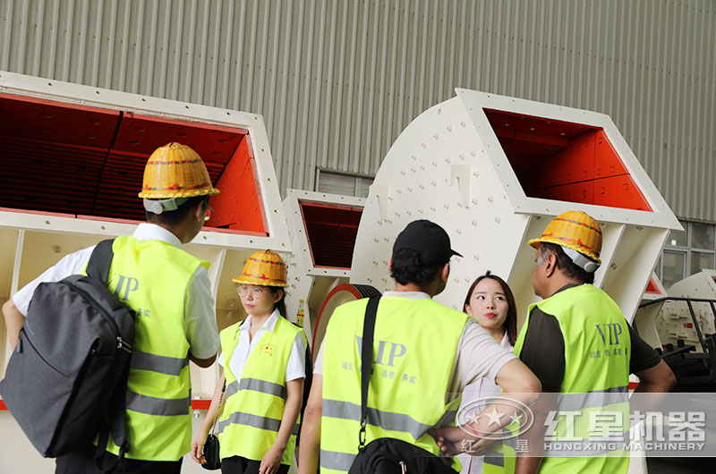 客戶來(lái)廠考察錘式破碎機(jī)