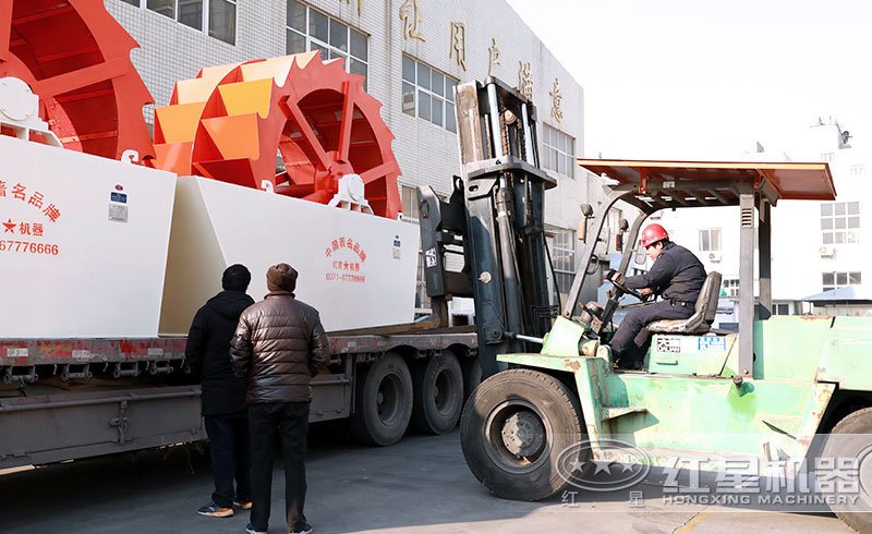 紅星機(jī)器洗砂機(jī)裝車發(fā)貨現(xiàn)場(chǎng)
