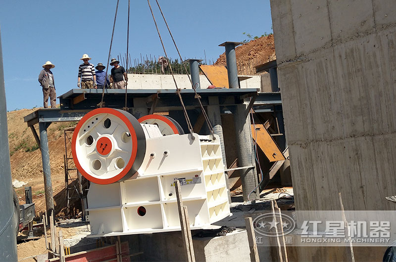 刻沙子石子機(jī)每天的產(chǎn)量多少？開辦石子廠合法嗎？