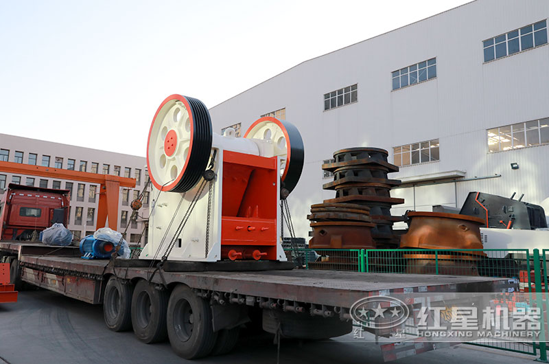 客戶訂購的顎式破碎機裝車現(xiàn)場