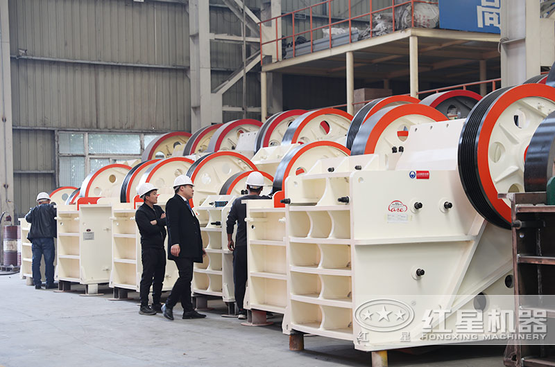 客戶來廠考察69顎式破碎機